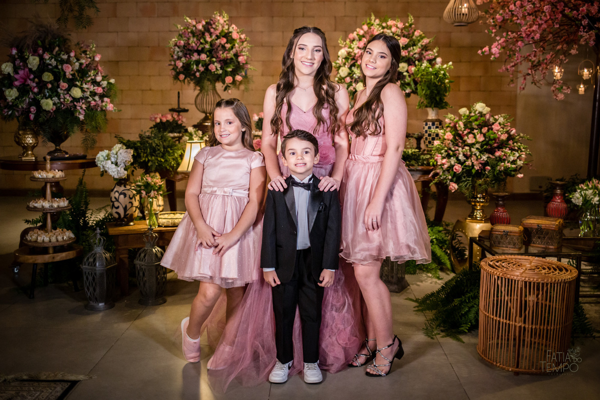 15 anos, debutante, festa, adolescente, mulher, menina, vestido de festa, vestido de debutante, festa de 15 anos, maquiagem, cabelo, fotografia, família, mãe, buffet, salão de festas, decoração, beleza, balada, dj, fotografia autoral, fatia do tempo, love