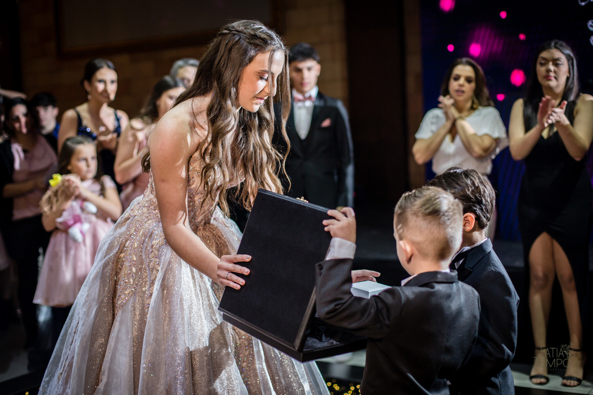 15 anos, debutante, festa, adolescente, mulher, menina, vestido de festa, vestido de debutante, festa de 15 anos, maquiagem, cabelo, fotografia, família, mãe, buffet, salão de festas, decoração, beleza, balada, dj, fotografia autoral, fatia do tempo, love