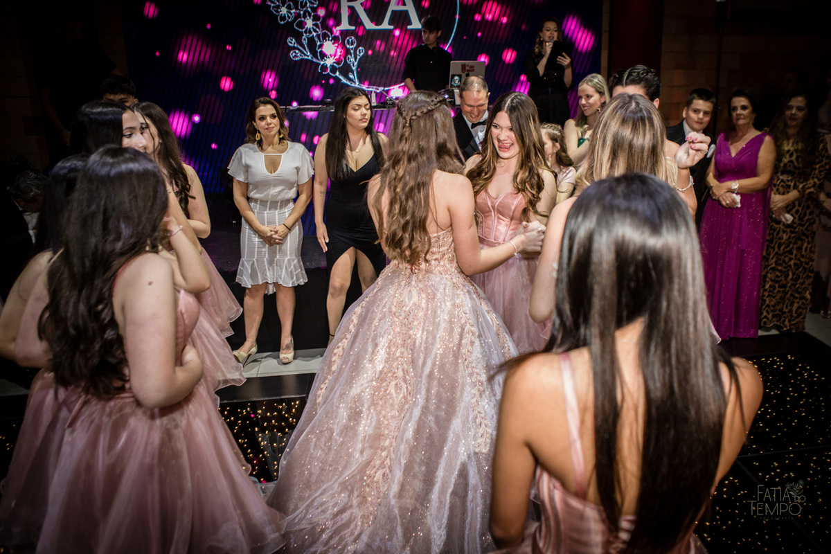 15 anos, debutante, festa, adolescente, mulher, menina, vestido de festa, vestido de debutante, festa de 15 anos, maquiagem, cabelo, fotografia, família, mãe, buffet, salão de festas, decoração, beleza, balada, dj, fotografia autoral, fatia do tempo, love