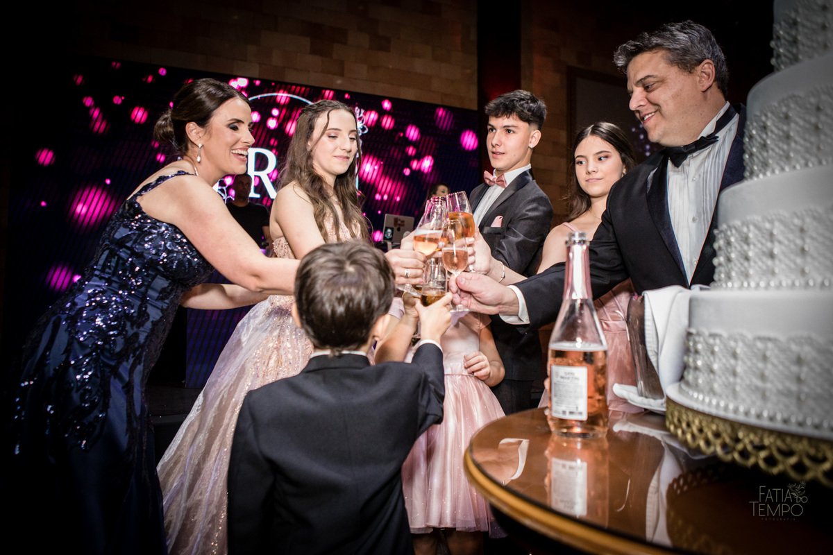 15 anos, debutante, festa, adolescente, mulher, menina, vestido de festa, vestido de debutante, festa de 15 anos, maquiagem, cabelo, fotografia, família, mãe, buffet, salão de festas, decoração, beleza, balada, dj, fotografia autoral, fatia do tempo, love