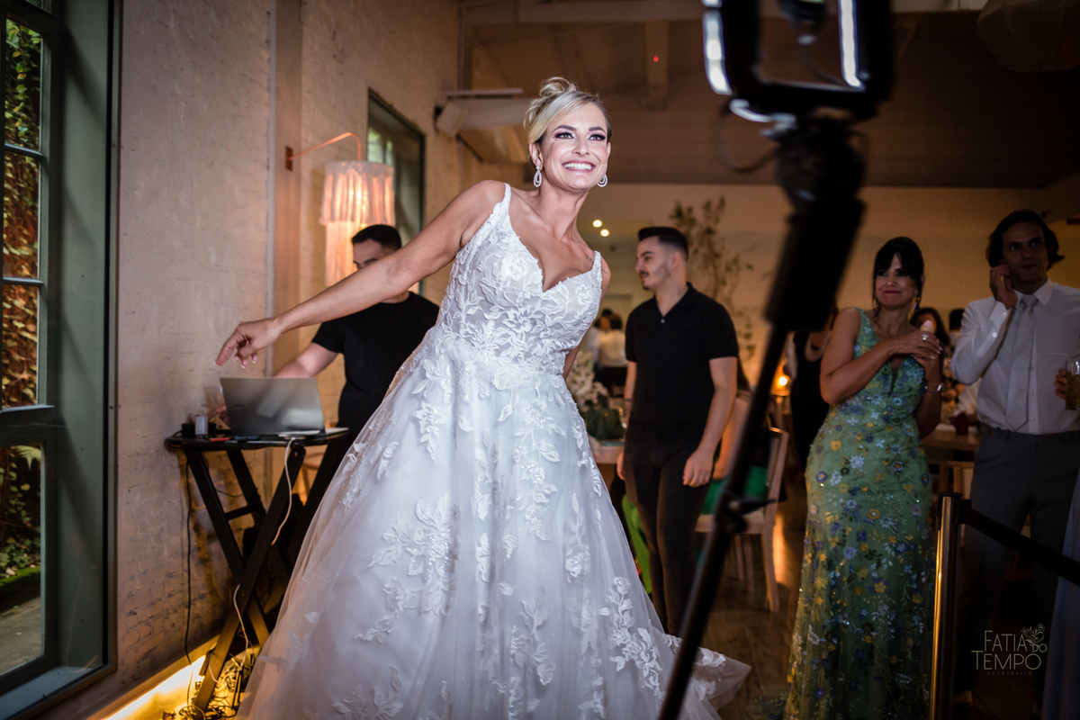 casamento, buffet, dia da noiva, botânico quintal, Wedding, making of, vestido de noiva, madrinhas, maquiagem, festa, cerimônia, fotografia, fatia do tempo, balada, decoração, doces finos, casamento na cidade, casamento no campo, recepção, celebrante