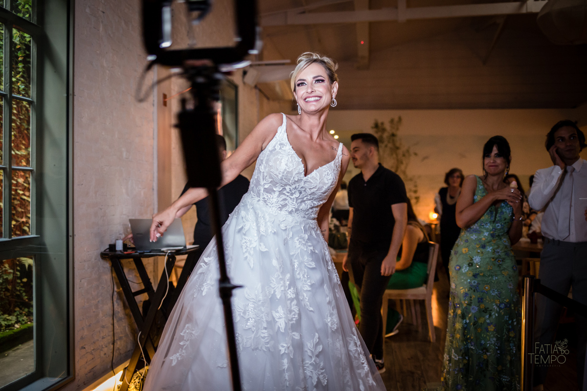 casamento, buffet, dia da noiva, botânico quintal, Wedding, making of, vestido de noiva, madrinhas, maquiagem, festa, cerimônia, fotografia, fatia do tempo, balada, decoração, doces finos, casamento na cidade, casamento no campo, recepção, celebrante