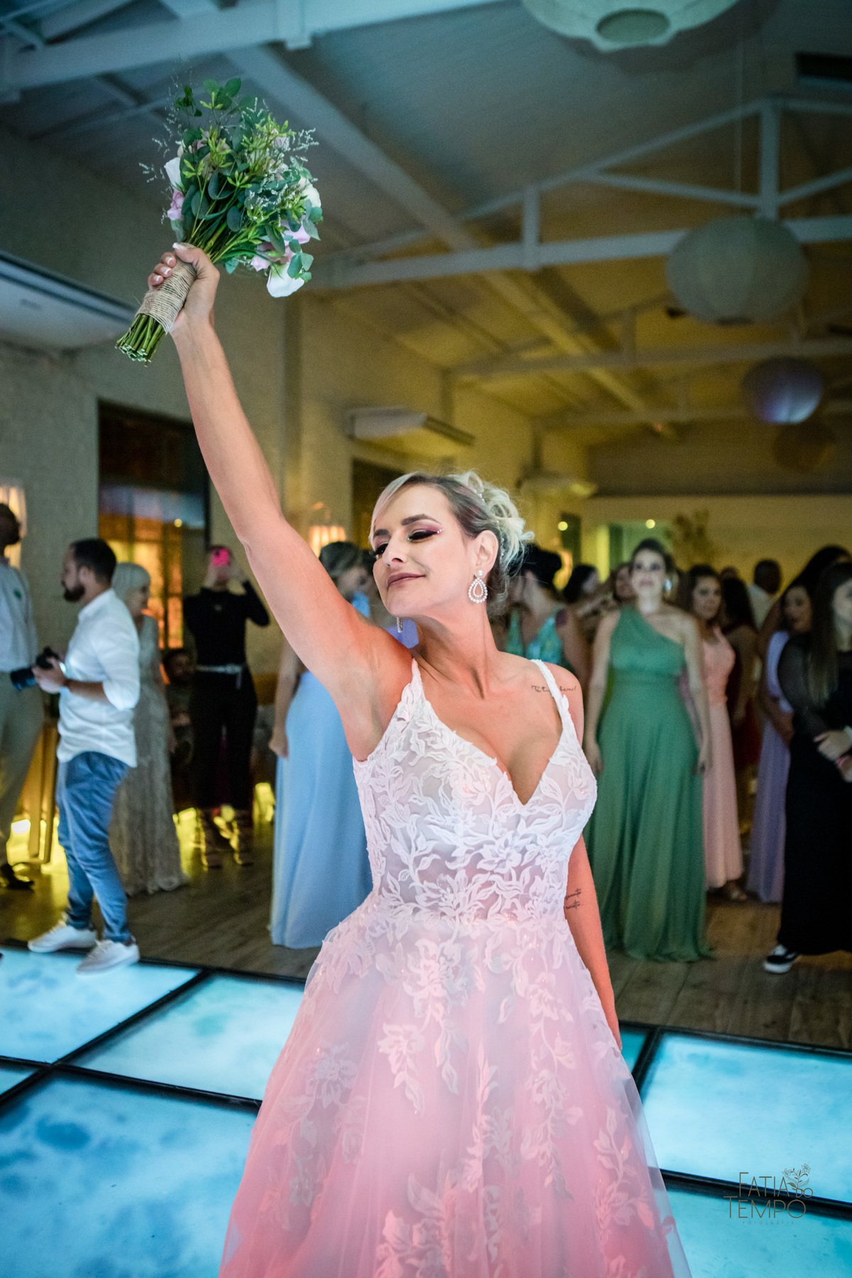 casamento, buffet, dia da noiva, botânico quintal, Wedding, making of, vestido de noiva, madrinhas, maquiagem, festa, cerimônia, fotografia, fatia do tempo, balada, decoração, doces finos, casamento na cidade, casamento no campo, recepção, celebrante