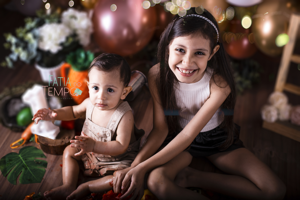 Smash the cake, smash the fruit, ensaio de aniversario, ensaio de familia, ensaio de criança, ensaio de um ano, ensaio com bolo, fotos com  bolo