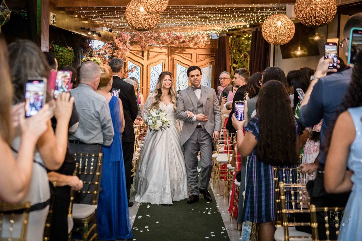 casamento, noiva, noivo, wedding, festa, buffet, alianças, vestido de noiva, madrinhas, padrinhos, estúdio, fotografia, decoração, Rolex, iPhone, glamour, hotel, modelo, dj, som, iluminação, assessoria, amor, família, 