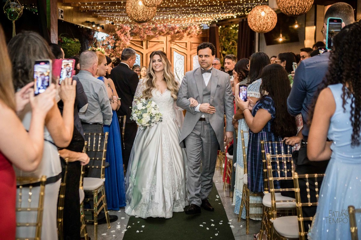 casamento, noiva, noivo, wedding, festa, buffet, alianças, vestido de noiva, madrinhas, padrinhos, estúdio, fotografia, decoração, Rolex, iPhone, glamour, hotel, modelo, dj, som, iluminação, assessoria, amor, família, 