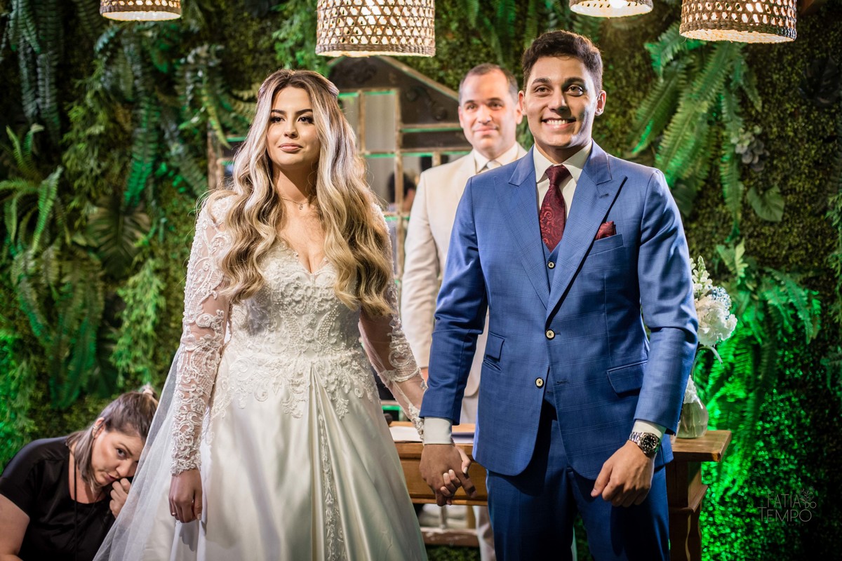 casamento, noiva, noivo, wedding, festa, buffet, alianças, vestido de noiva, madrinhas, padrinhos, estúdio, fotografia, decoração, Rolex, iPhone, glamour, hotel, modelo, dj, som, iluminação, assessoria, amor, família, 