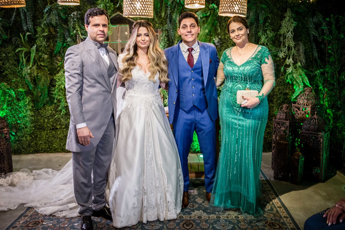 casamento, noiva, noivo, wedding, festa, buffet, alianças, vestido de noiva, madrinhas, padrinhos, estúdio, fotografia, decoração, Rolex, iPhone, glamour, hotel, modelo, dj, som, iluminação, assessoria, amor, família, 