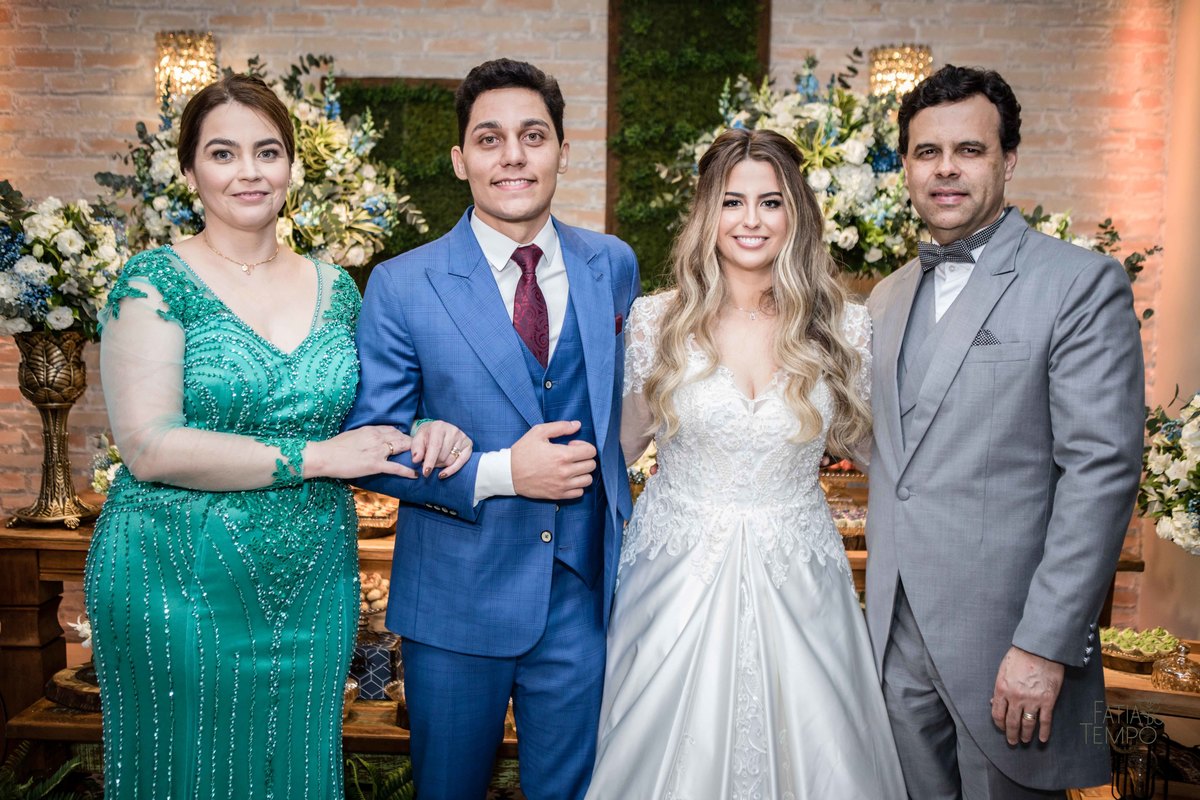 casamento, noiva, noivo, wedding, festa, buffet, alianças, vestido de noiva, madrinhas, padrinhos, estúdio, fotografia, decoração, Rolex, iPhone, glamour, hotel, modelo, dj, som, iluminação, assessoria, amor, família, 