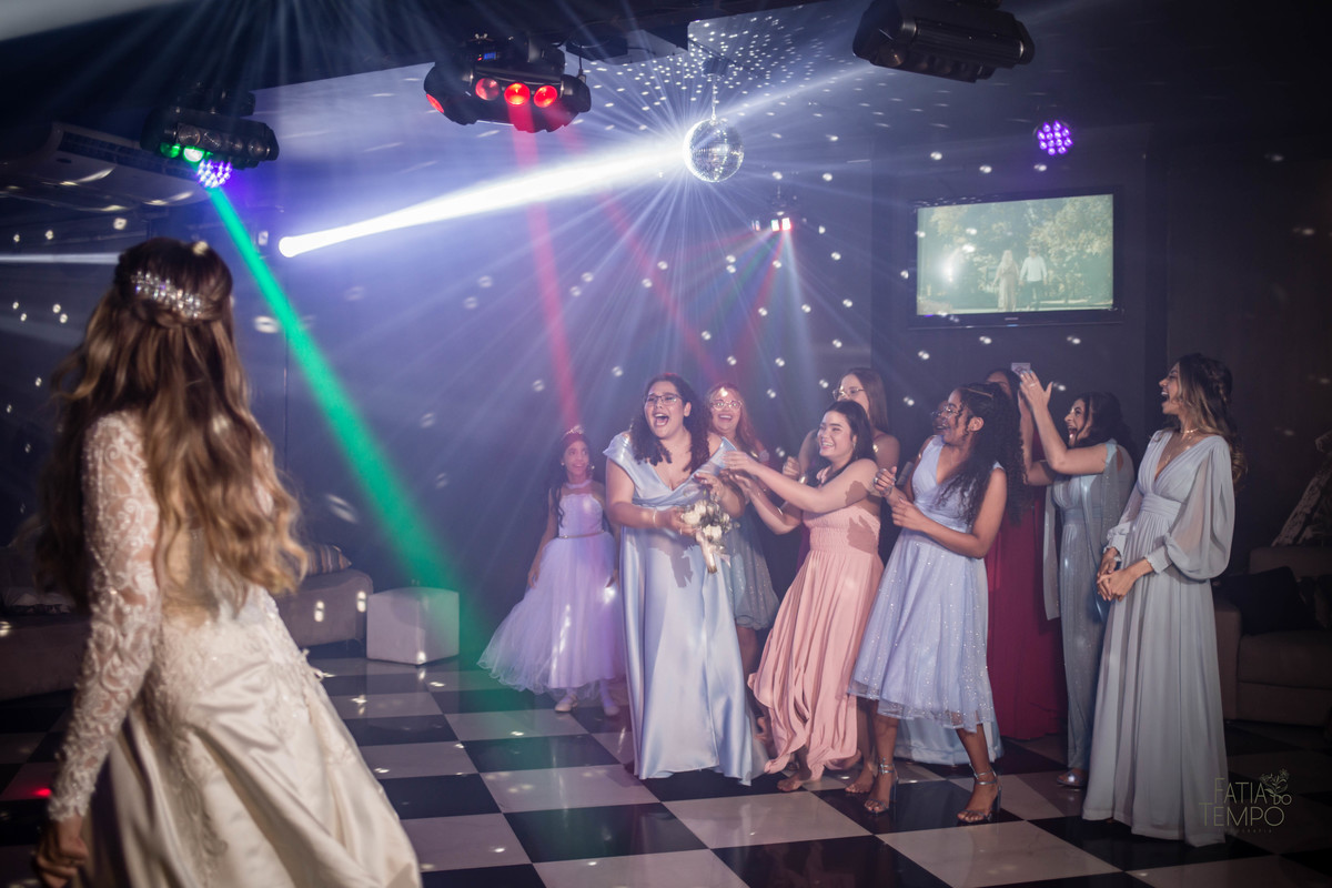 casamento, noiva, noivo, wedding, festa, buffet, alianças, vestido de noiva, madrinhas, padrinhos, estúdio, fotografia, decoração, Rolex, iPhone, glamour, hotel, modelo, dj, som, iluminação, assessoria, amor, família, 