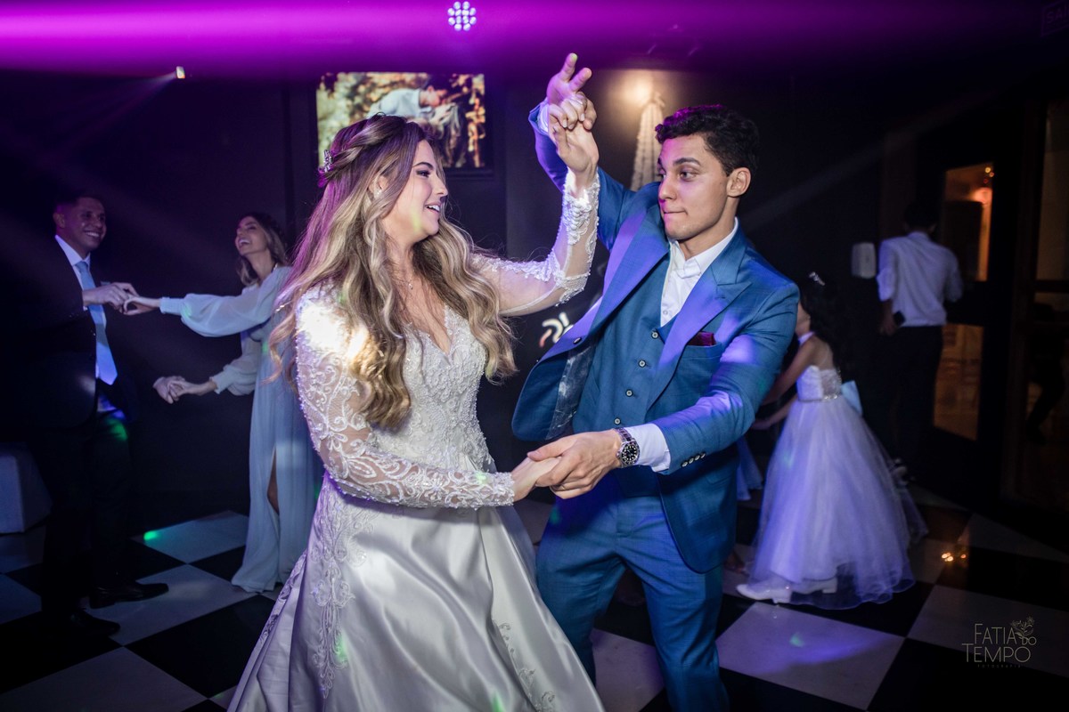 casamento, noiva, noivo, wedding, festa, buffet, alianças, vestido de noiva, madrinhas, padrinhos, estúdio, fotografia, decoração, Rolex, iPhone, glamour, hotel, modelo, dj, som, iluminação, assessoria, amor, família, 