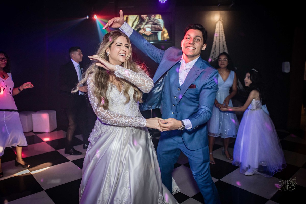 casamento, noiva, noivo, wedding, festa, buffet, alianças, vestido de noiva, madrinhas, padrinhos, estúdio, fotografia, decoração, Rolex, iPhone, glamour, hotel, modelo, dj, som, iluminação, assessoria, amor, família, 