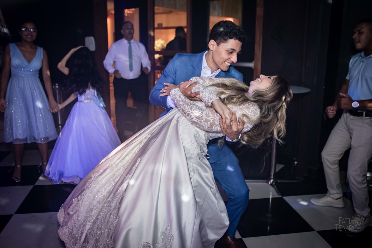 casamento, noiva, noivo, wedding, festa, buffet, alianças, vestido de noiva, madrinhas, padrinhos, estúdio, fotografia, decoração, Rolex, iPhone, glamour, hotel, modelo, dj, som, iluminação, assessoria, amor, família, 