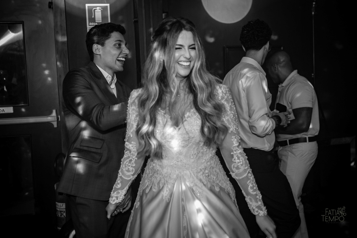 casamento, noiva, noivo, wedding, festa, buffet, alianças, vestido de noiva, madrinhas, padrinhos, estúdio, fotografia, decoração, Rolex, iPhone, glamour, hotel, modelo, dj, som, iluminação, assessoria, amor, família, 