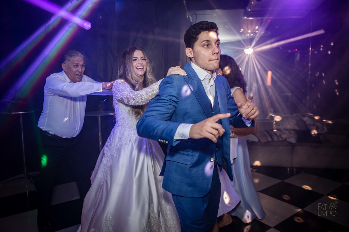 casamento, noiva, noivo, wedding, festa, buffet, alianças, vestido de noiva, madrinhas, padrinhos, estúdio, fotografia, decoração, Rolex, iPhone, glamour, hotel, modelo, dj, som, iluminação, assessoria, amor, família, 