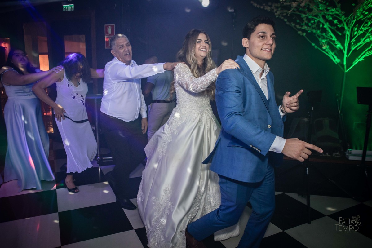 casamento, noiva, noivo, wedding, festa, buffet, alianças, vestido de noiva, madrinhas, padrinhos, estúdio, fotografia, decoração, Rolex, iPhone, glamour, hotel, modelo, dj, som, iluminação, assessoria, amor, família, 