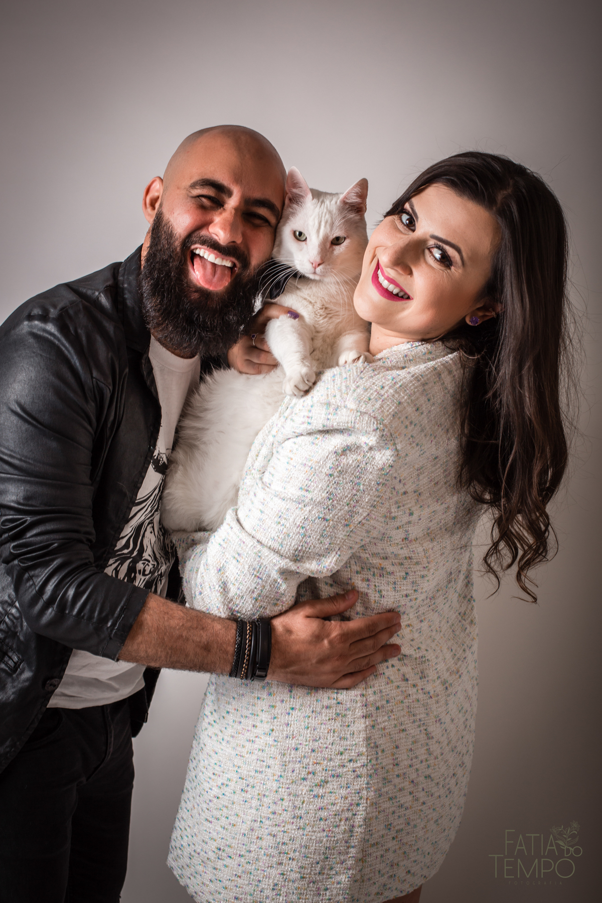 ensaio pré casamento estudio, ensaio de casal em estudio, ensaio de familia com gatos, casal e seu gato, ensaio pre casamento, ensaio em estudio de casal, ensaio pre casamento de casal, vou casar, fotos de pre casamento, fotos de pre casamento em estudio