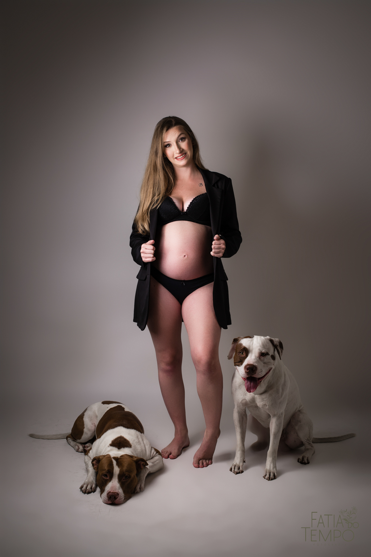 estuio em sao caetano, ensaio gestante, ensaiogestante em estudio, gestante com pitbull, pitbull, gestante loira