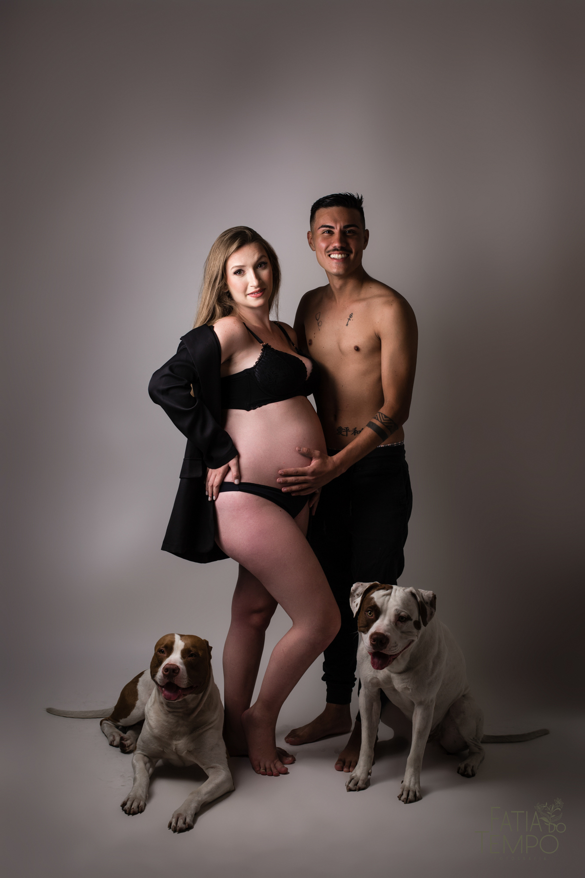 estuio em sao caetano, ensaio gestante, ensaiogestante em estudio, gestante com pitbull, pitbull, gestante loira