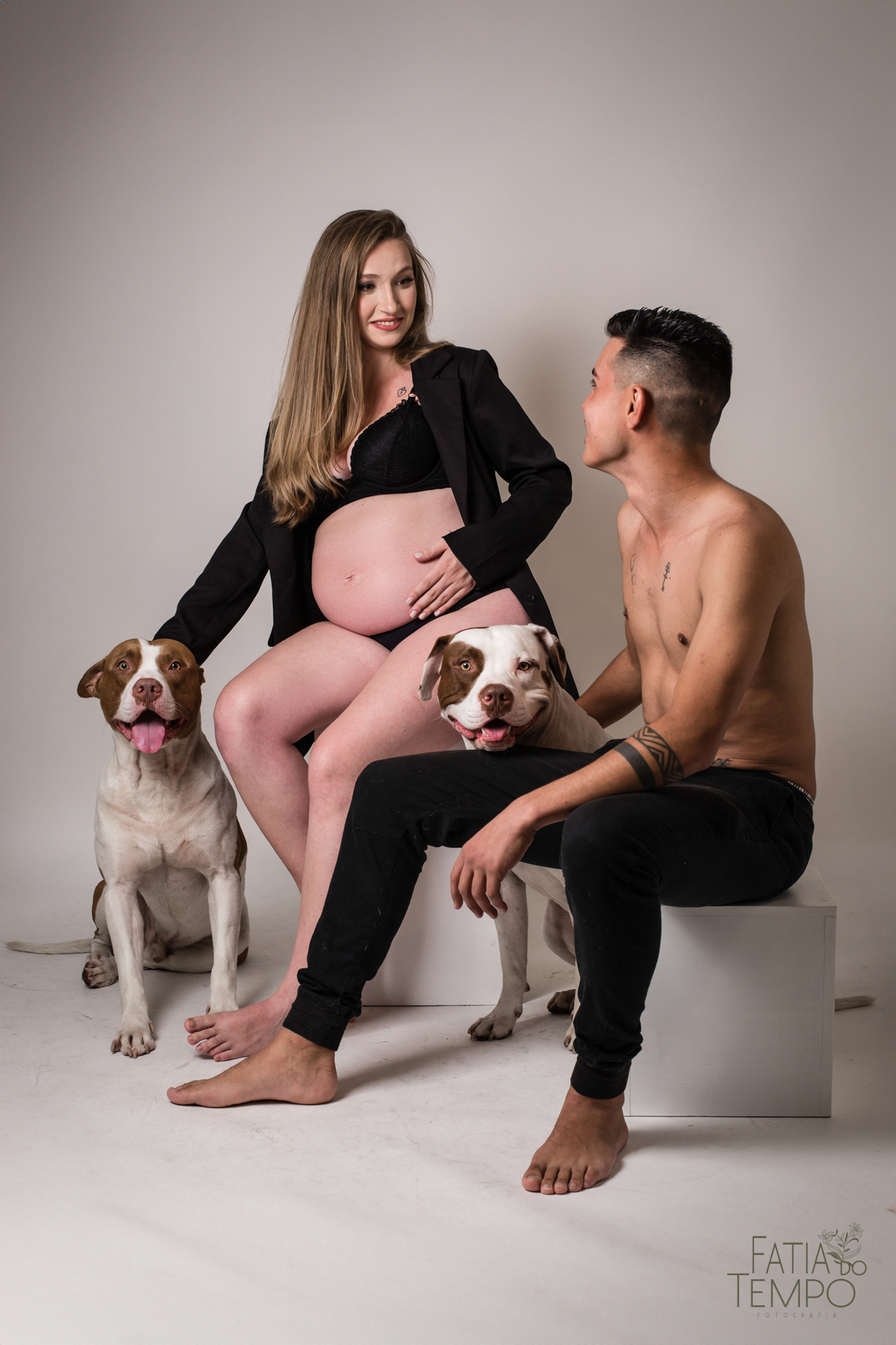 estuio em sao caetano, ensaio gestante, ensaiogestante em estudio, gestante com pitbull, pitbull, gestante loira