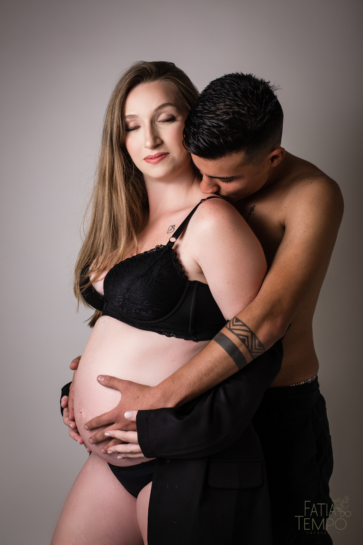 estuio em sao caetano, ensaio gestante, ensaiogestante em estudio, gestante com pitbull, pitbull, gestante loira