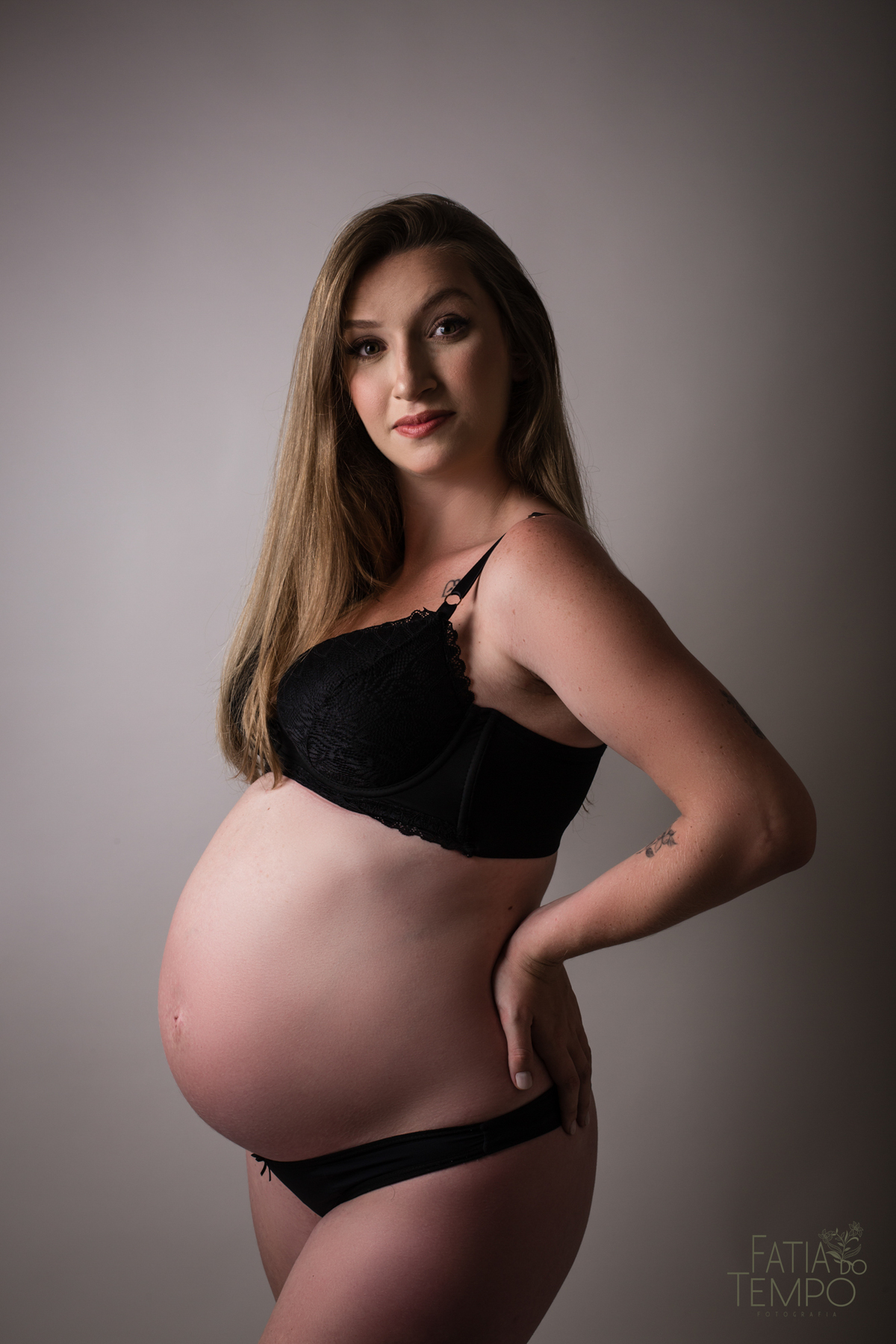 estuio em sao caetano, ensaio gestante, ensaiogestante em estudio, gestante com pitbull, pitbull, gestante loira