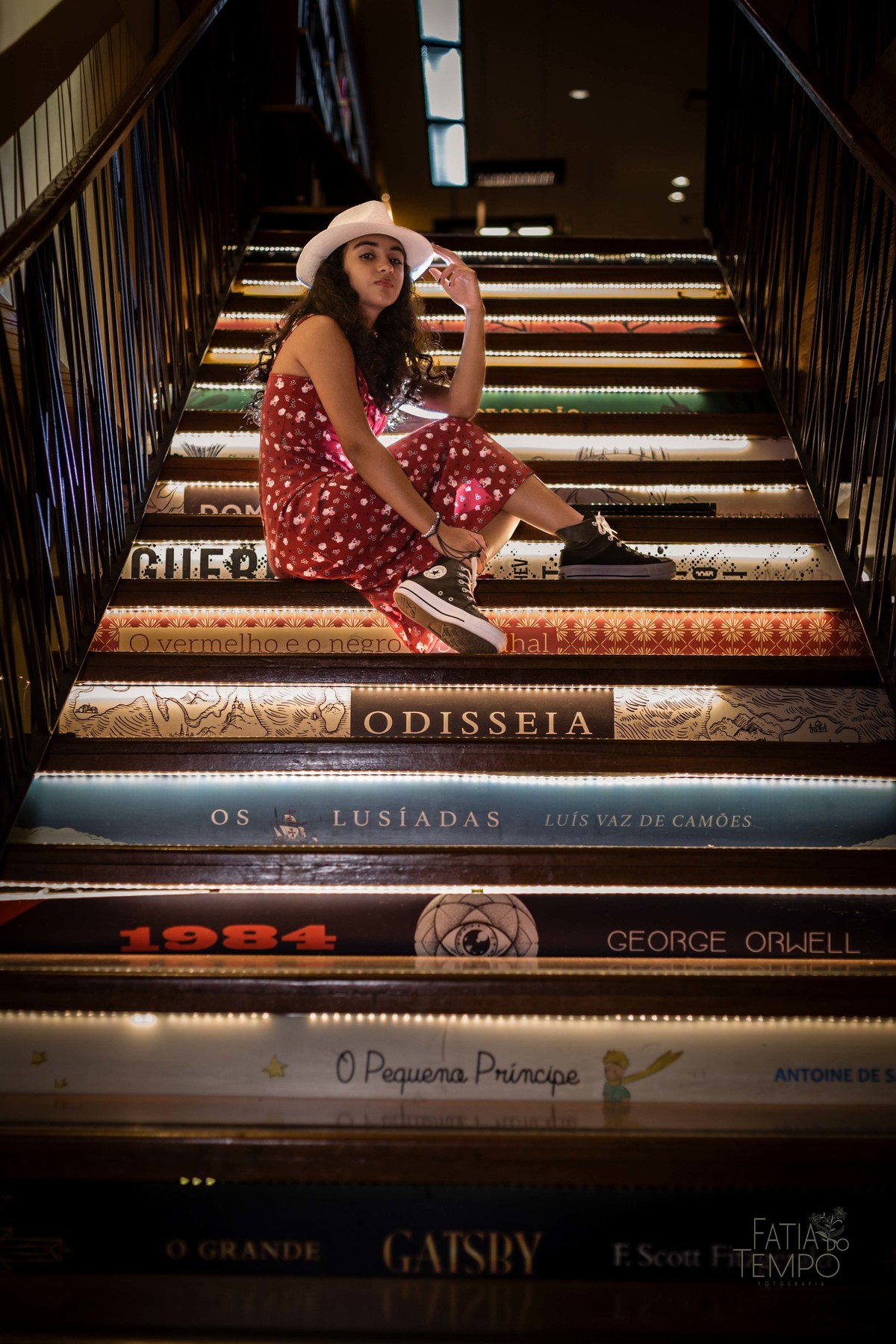 XVanos, 15anos, debutante, menina, mulher, adolescente, aniversario, família, livros, livraria, cultura, inteligência, São Paulo, capital, avenida paulista, ensaio fotográfico, festa, vestido, moda, roupa, chapéu, saia, jaqueta, evento, tênis, 