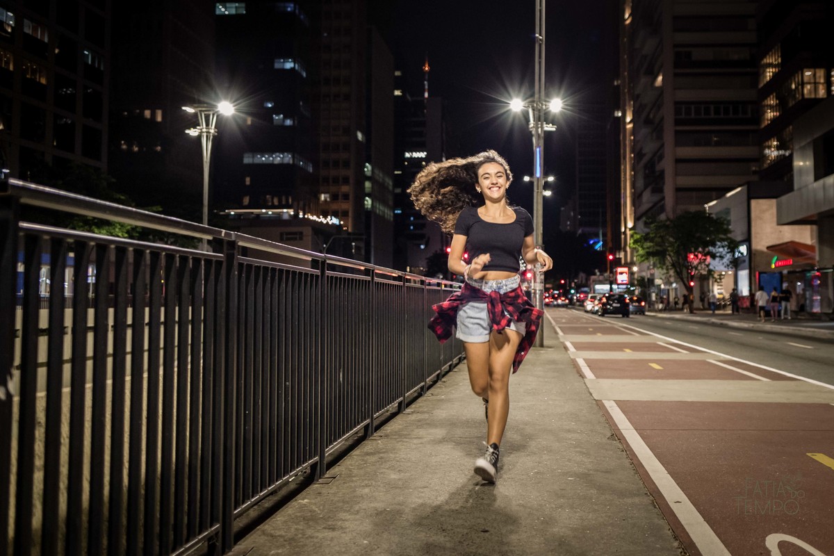 XVanos, 15anos, debutante, menina, mulher, adolescente, aniversario, família, livros, livraria, cultura, inteligência, São Paulo, capital, avenida paulista, ensaio fotográfico, festa, vestido, moda, roupa, chapéu, saia, jaqueta, evento, tênis, 