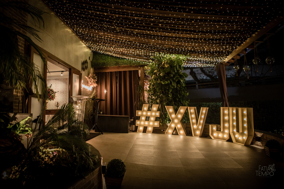 15 anos, debutante, adolescente, festa de debutante, maquiagem, penteado, vestido, mulher, Buffet, gastronomia, decoração, família, dança, apresentação, fotografia, balada, aniversário, robo de Led, funk, musica, amizade, felicidade, evento, 