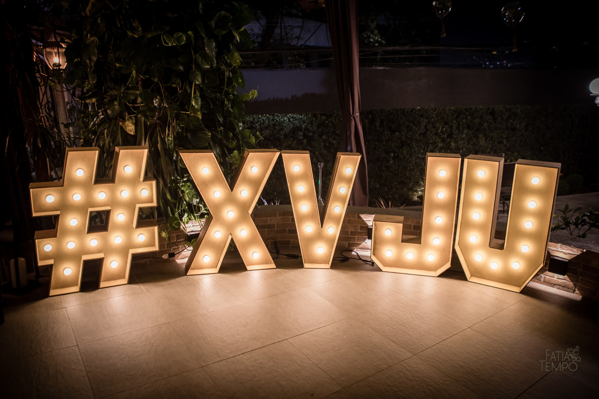 15 anos, debutante, adolescente, festa de debutante, maquiagem, penteado, vestido, mulher, Buffet, gastronomia, decoração, família, dança, apresentação, fotografia, balada, aniversário, robo de Led, funk, musica, amizade, felicidade, evento, 