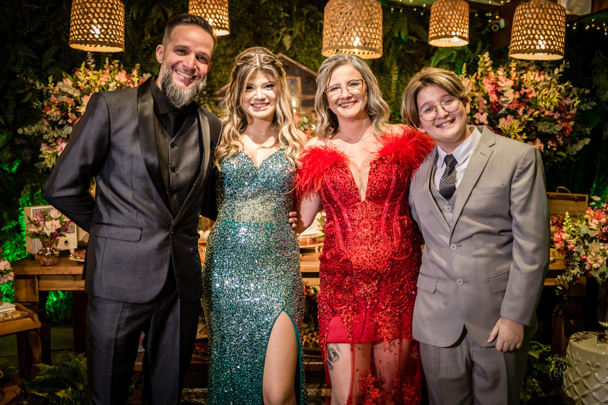 15 anos, debutante, adolescente, festa de debutante, maquiagem, penteado, vestido, mulher, Buffet, gastronomia, decoração, família, dança, apresentação, fotografia, balada, aniversário, robo de Led, funk, musica, amizade, felicidade, evento, 