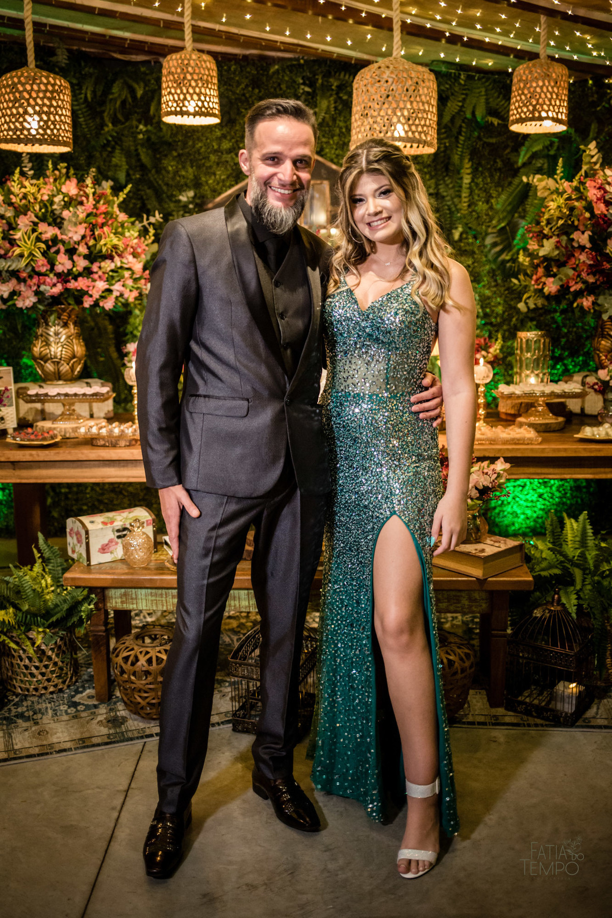 15 anos, debutante, adolescente, festa de debutante, maquiagem, penteado, vestido, mulher, Buffet, gastronomia, decoração, família, dança, apresentação, fotografia, balada, aniversário, robo de Led, funk, musica, amizade, felicidade, evento, 