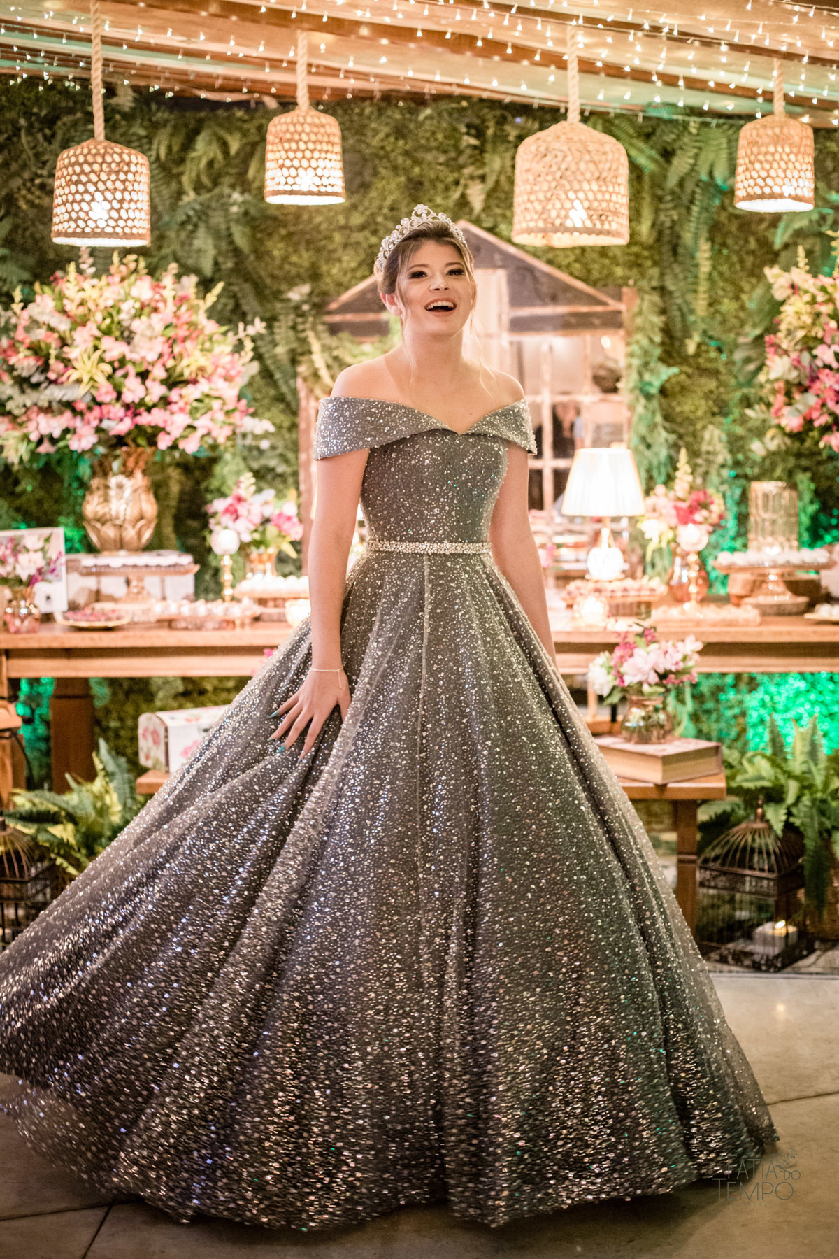 15 anos, debutante, adolescente, festa de debutante, maquiagem, penteado, vestido, mulher, Buffet, gastronomia, decoração, família, dança, apresentação, fotografia, balada, aniversário, robo de Led, funk, musica, amizade, felicidade, evento, 