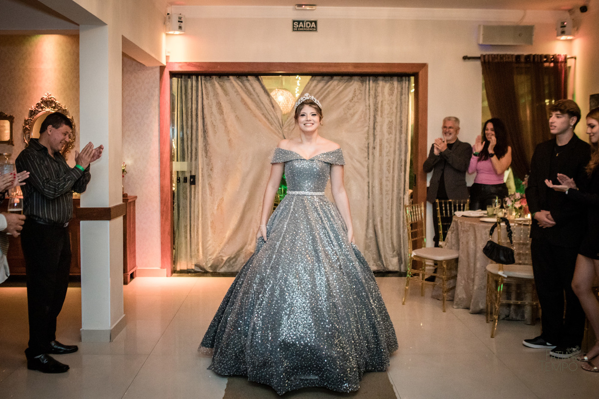 15 anos, debutante, adolescente, festa de debutante, maquiagem, penteado, vestido, mulher, Buffet, gastronomia, decoração, família, dança, apresentação, fotografia, balada, aniversário, robo de Led, funk, musica, amizade, felicidade, evento, 