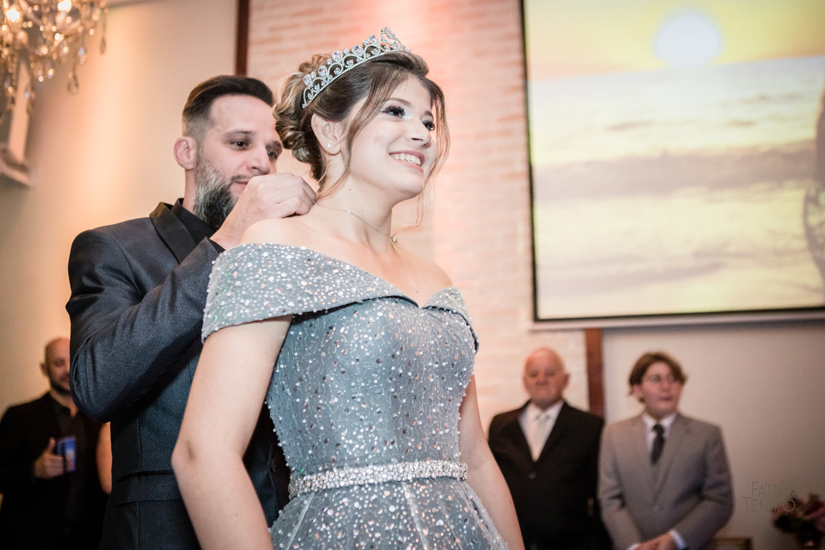 15 anos, debutante, adolescente, festa de debutante, maquiagem, penteado, vestido, mulher, Buffet, gastronomia, decoração, família, dança, apresentação, fotografia, balada, aniversário, robo de Led, funk, musica, amizade, felicidade, evento, 