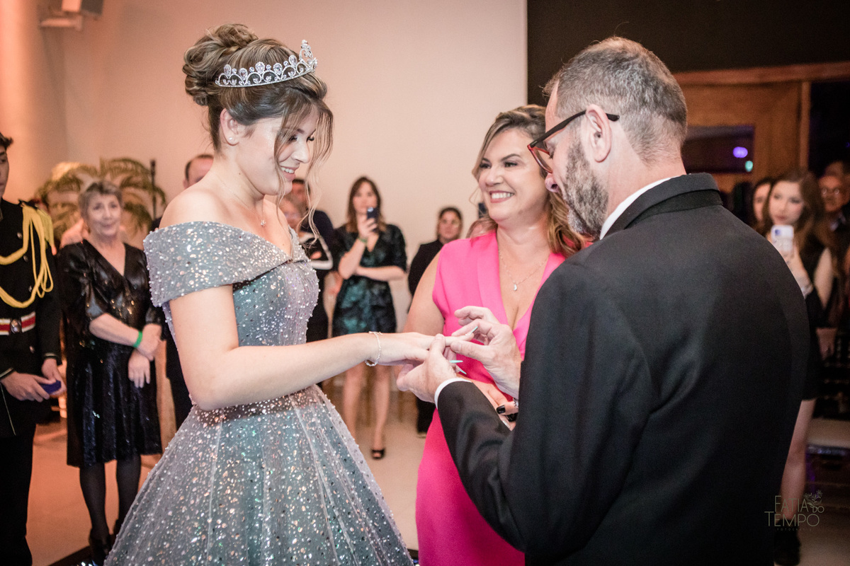 15 anos, debutante, adolescente, festa de debutante, maquiagem, penteado, vestido, mulher, Buffet, gastronomia, decoração, família, dança, apresentação, fotografia, balada, aniversário, robo de Led, funk, musica, amizade, felicidade, evento, 