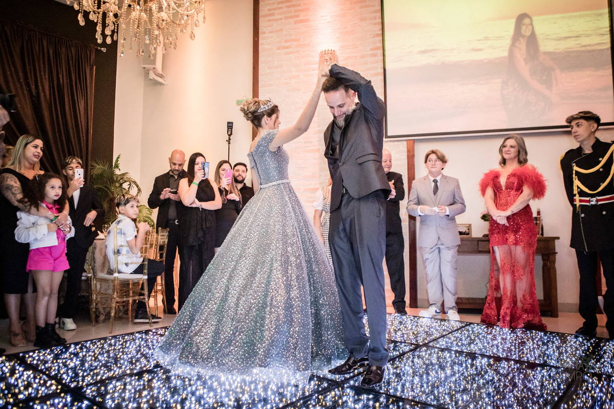 15 anos, debutante, adolescente, festa de debutante, maquiagem, penteado, vestido, mulher, Buffet, gastronomia, decoração, família, dança, apresentação, fotografia, balada, aniversário, robo de Led, funk, musica, amizade, felicidade, evento, 