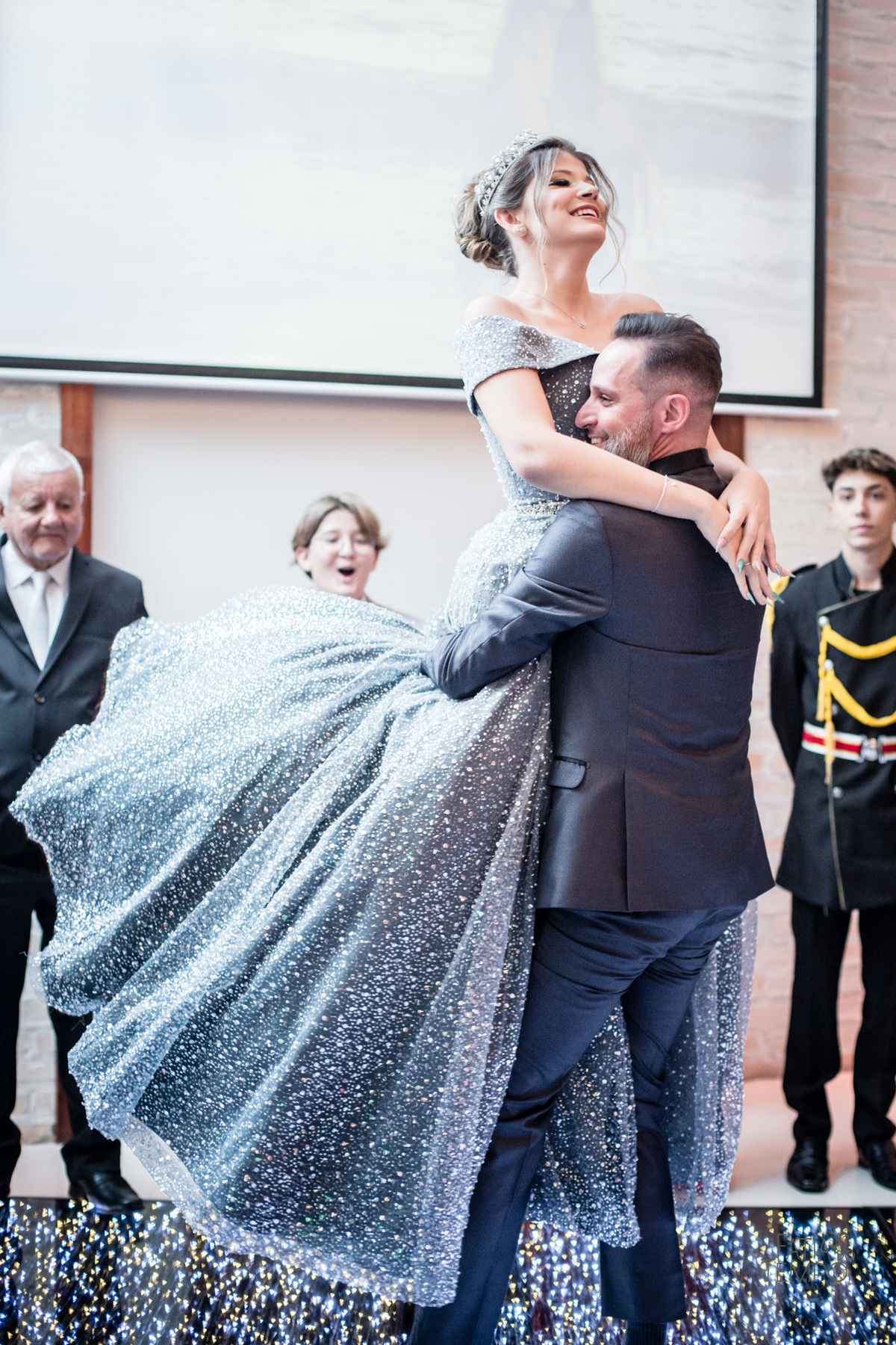 15 anos, debutante, adolescente, festa de debutante, maquiagem, penteado, vestido, mulher, Buffet, gastronomia, decoração, família, dança, apresentação, fotografia, balada, aniversário, robo de Led, funk, musica, amizade, felicidade, evento, 