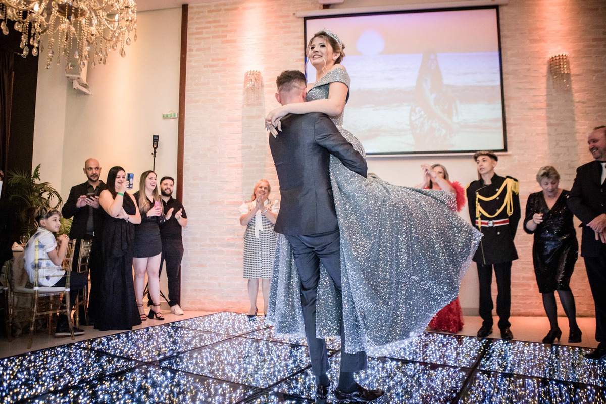 15 anos, debutante, adolescente, festa de debutante, maquiagem, penteado, vestido, mulher, Buffet, gastronomia, decoração, família, dança, apresentação, fotografia, balada, aniversário, robo de Led, funk, musica, amizade, felicidade, evento, 