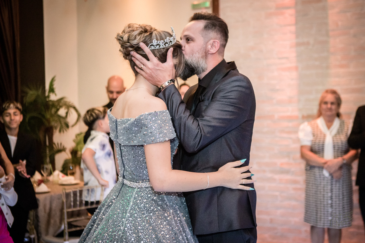 15 anos, debutante, adolescente, festa de debutante, maquiagem, penteado, vestido, mulher, Buffet, gastronomia, decoração, família, dança, apresentação, fotografia, balada, aniversário, robo de Led, funk, musica, amizade, felicidade, evento, 