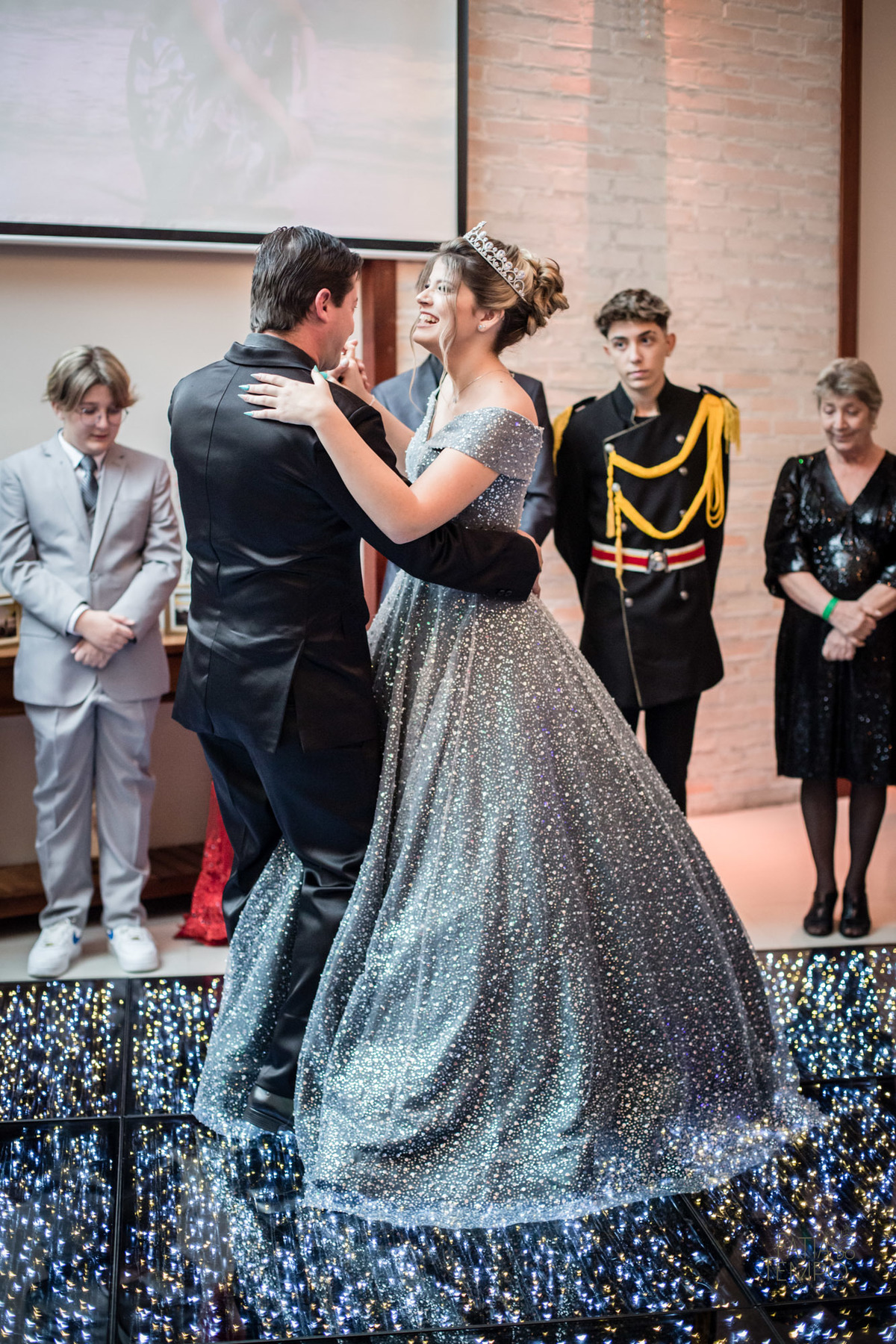 15 anos, debutante, adolescente, festa de debutante, maquiagem, penteado, vestido, mulher, Buffet, gastronomia, decoração, família, dança, apresentação, fotografia, balada, aniversário, robo de Led, funk, musica, amizade, felicidade, evento, 