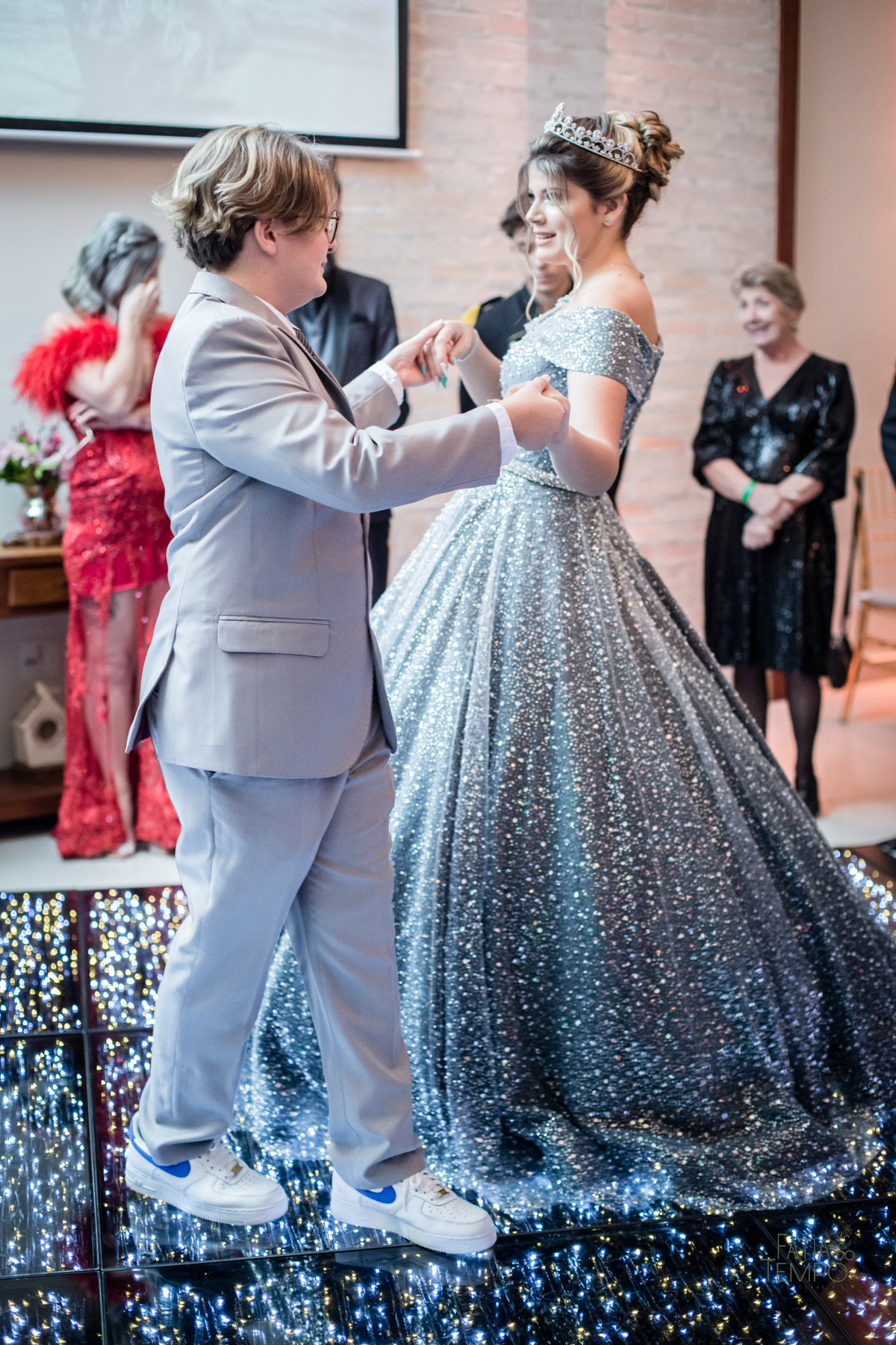 15 anos, debutante, adolescente, festa de debutante, maquiagem, penteado, vestido, mulher, Buffet, gastronomia, decoração, família, dança, apresentação, fotografia, balada, aniversário, robo de Led, funk, musica, amizade, felicidade, evento, 