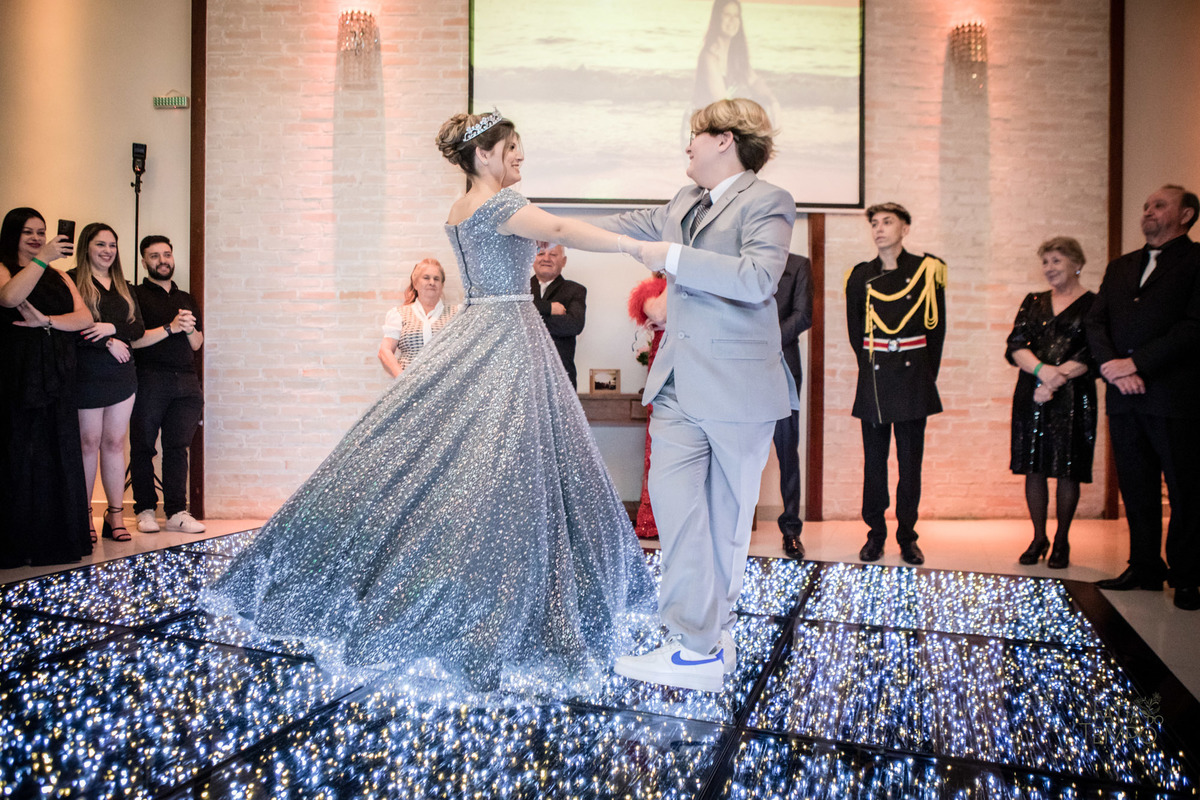 15 anos, debutante, adolescente, festa de debutante, maquiagem, penteado, vestido, mulher, Buffet, gastronomia, decoração, família, dança, apresentação, fotografia, balada, aniversário, robo de Led, funk, musica, amizade, felicidade, evento, 