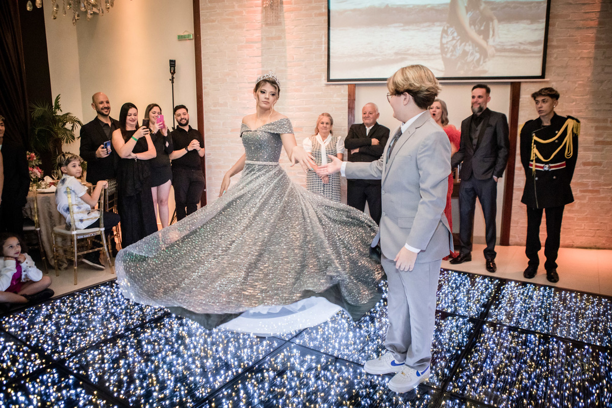 15 anos, debutante, adolescente, festa de debutante, maquiagem, penteado, vestido, mulher, Buffet, gastronomia, decoração, família, dança, apresentação, fotografia, balada, aniversário, robo de Led, funk, musica, amizade, felicidade, evento, 