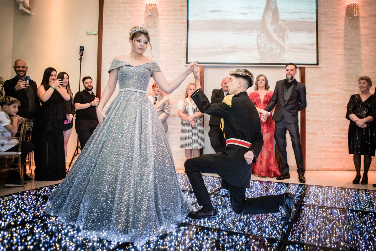 15 anos, debutante, adolescente, festa de debutante, maquiagem, penteado, vestido, mulher, Buffet, gastronomia, decoração, família, dança, apresentação, fotografia, balada, aniversário, robo de Led, funk, musica, amizade, felicidade, evento, 