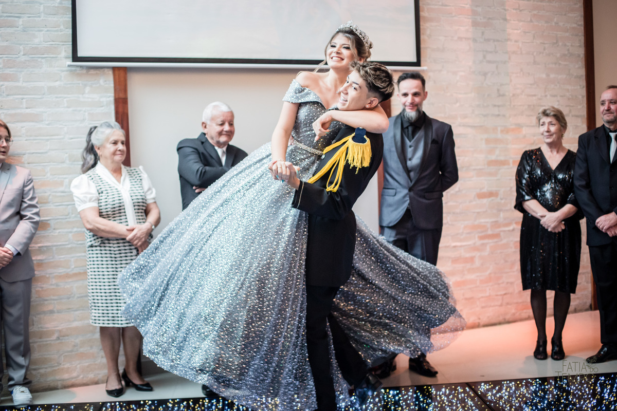 15 anos, debutante, adolescente, festa de debutante, maquiagem, penteado, vestido, mulher, Buffet, gastronomia, decoração, família, dança, apresentação, fotografia, balada, aniversário, robo de Led, funk, musica, amizade, felicidade, evento, 