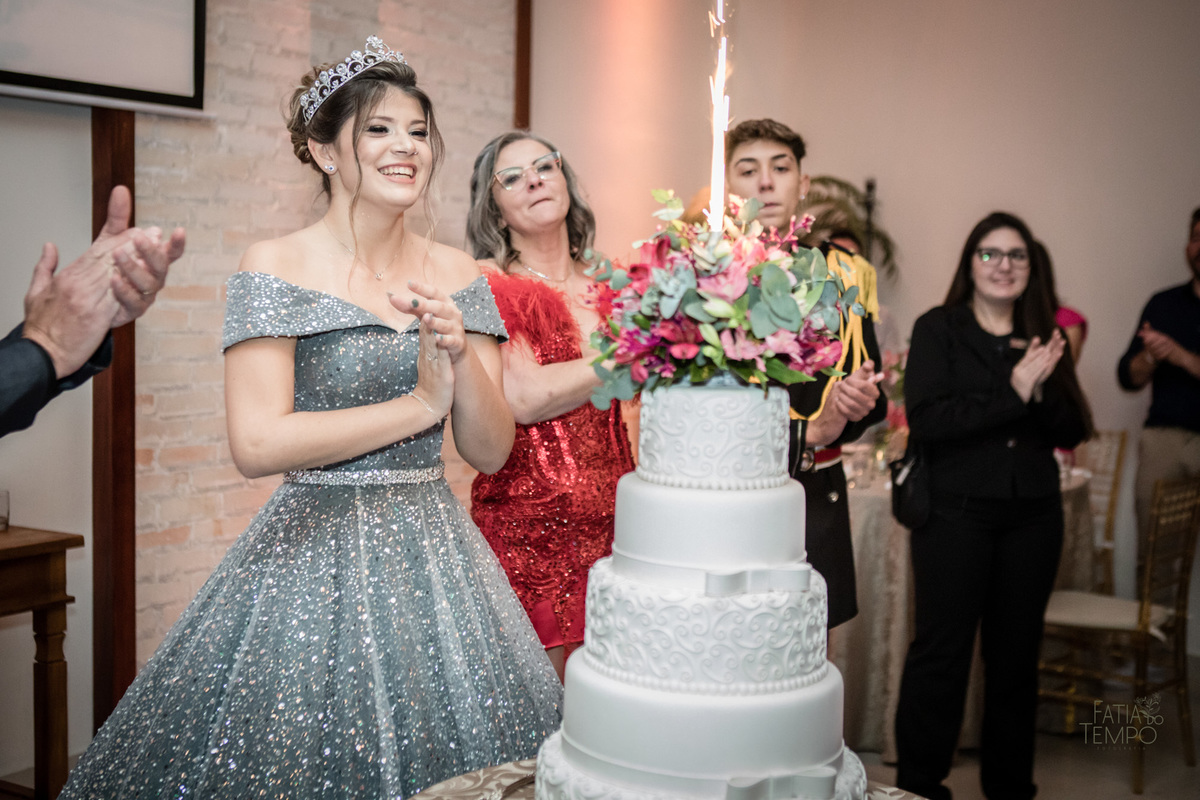 15 anos, debutante, adolescente, festa de debutante, maquiagem, penteado, vestido, mulher, Buffet, gastronomia, decoração, família, dança, apresentação, fotografia, balada, aniversário, robo de Led, funk, musica, amizade, felicidade, evento, 