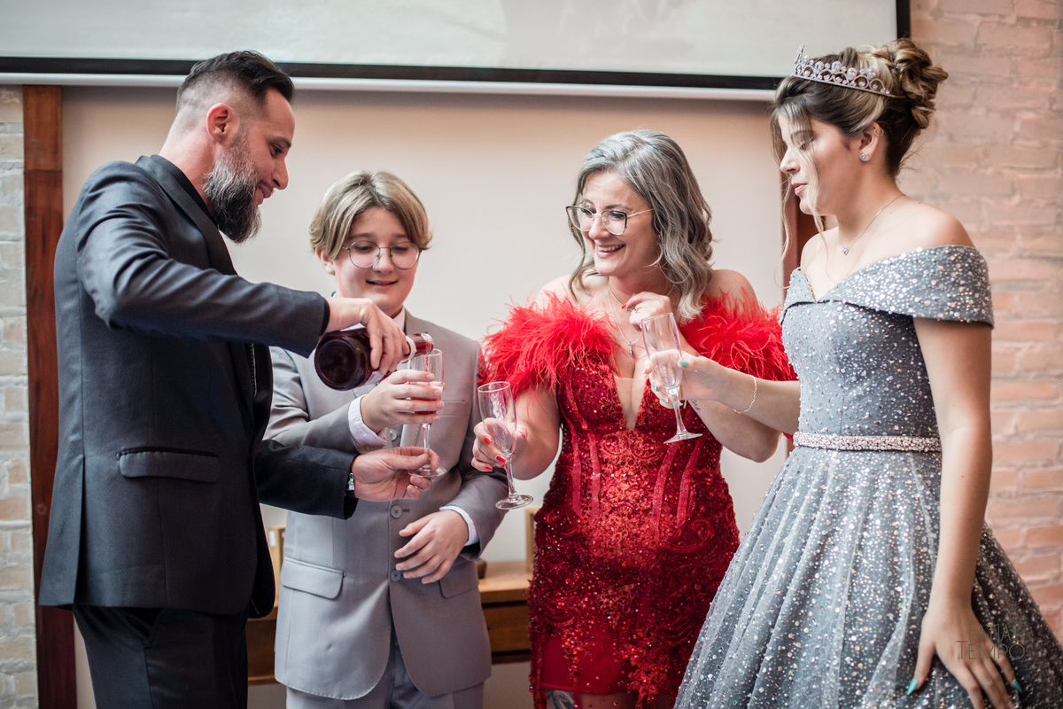 15 anos, debutante, adolescente, festa de debutante, maquiagem, penteado, vestido, mulher, Buffet, gastronomia, decoração, família, dança, apresentação, fotografia, balada, aniversário, robo de Led, funk, musica, amizade, felicidade, evento, 