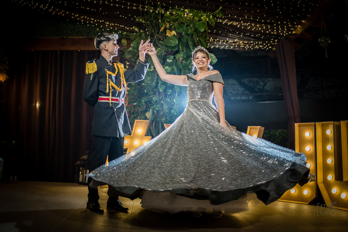 15 anos, debutante, adolescente, festa de debutante, maquiagem, penteado, vestido, mulher, Buffet, gastronomia, decoração, família, dança, apresentação, fotografia, balada, aniversário, robo de Led, funk, musica, amizade, felicidade, evento, 