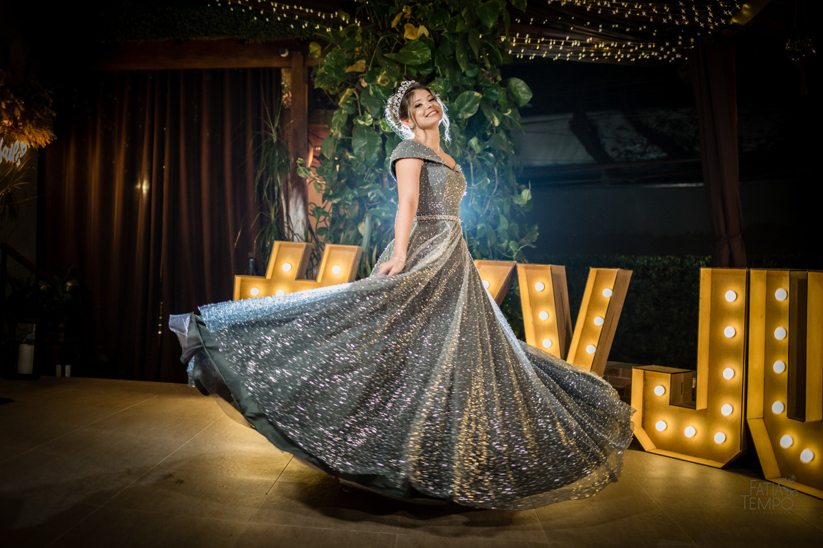 15 anos, debutante, adolescente, festa de debutante, maquiagem, penteado, vestido, mulher, Buffet, gastronomia, decoração, família, dança, apresentação, fotografia, balada, aniversário, robo de Led, funk, musica, amizade, felicidade, evento, 